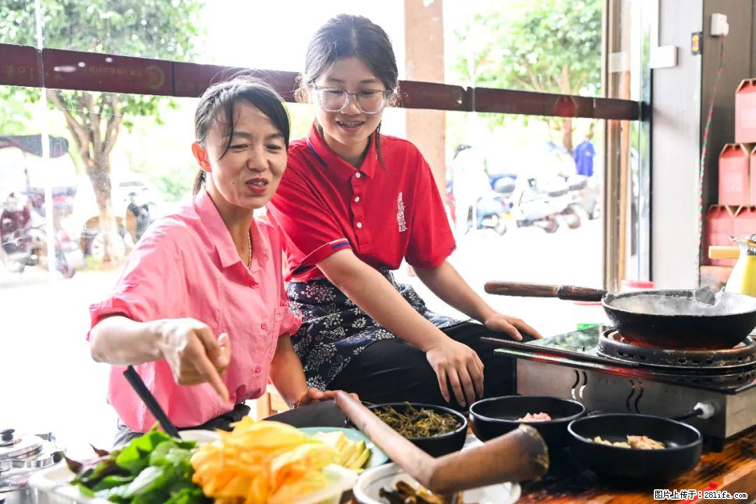 全网追的“扁担女孩”,找了一份暑假工,时薪12元 - 双鸭山生活资讯 - 双鸭山28生活网 sys.28life.com